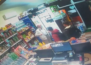 Pendik'te markete gelen 3 çocuk cep telefonu çaldı