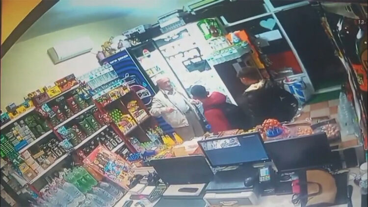 Pendik'te markete gelen 3 çocuk cep telefonu çaldı