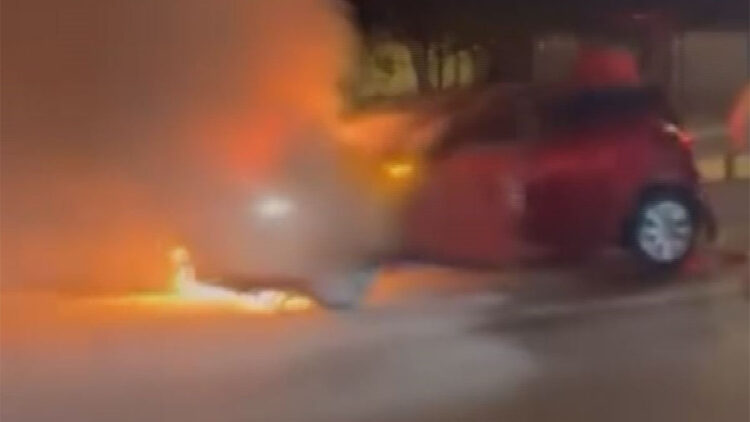 Pendik'te seyir halindeki otomobil alev alev yandı