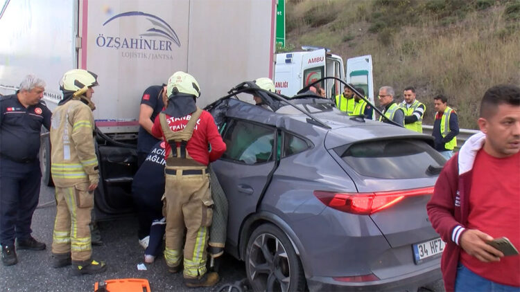 Sancaktepe'de otomobil TIR'ın altında kaldı
