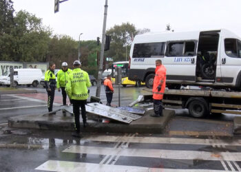 Sarıyer'de servis minibüsü refüjdeki trafik levhasına çarptı