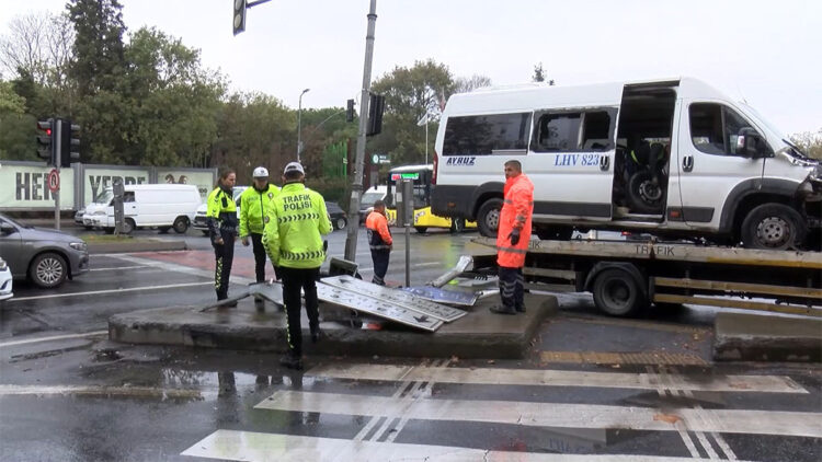 Sarıyer'de servis minibüsü refüjdeki trafik levhasına çarptı