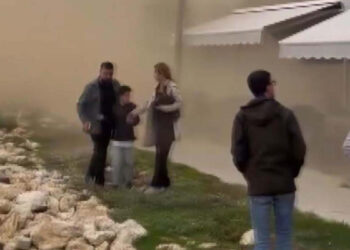 Silivri'de toprak kayması; çay bahçesine kaya parçaları düştü