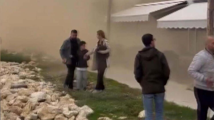 Silivri'de toprak kayması; çay bahçesine kaya parçaları düştü