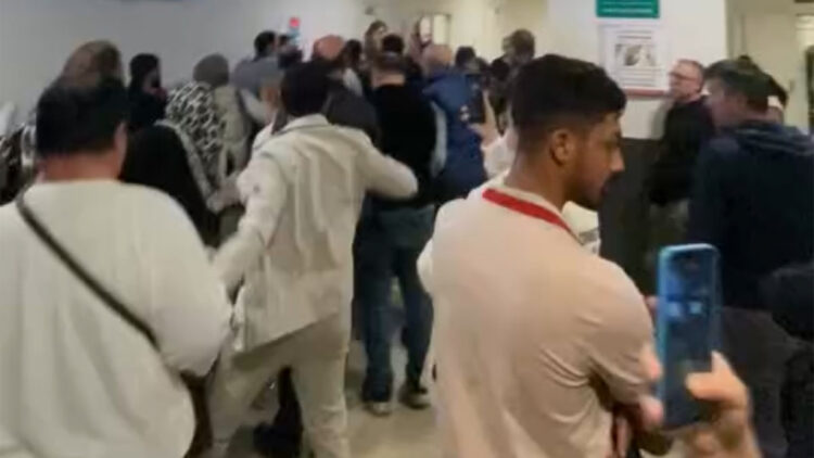 Hastanede 'Sıranı bekleyeceksin' kavgası