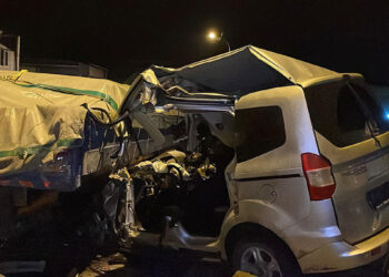 Sultanbeyli’de polisin dur ihtarına uymayan sürücü, TIR'a çarptı: 1 ölü, 2 yaralı