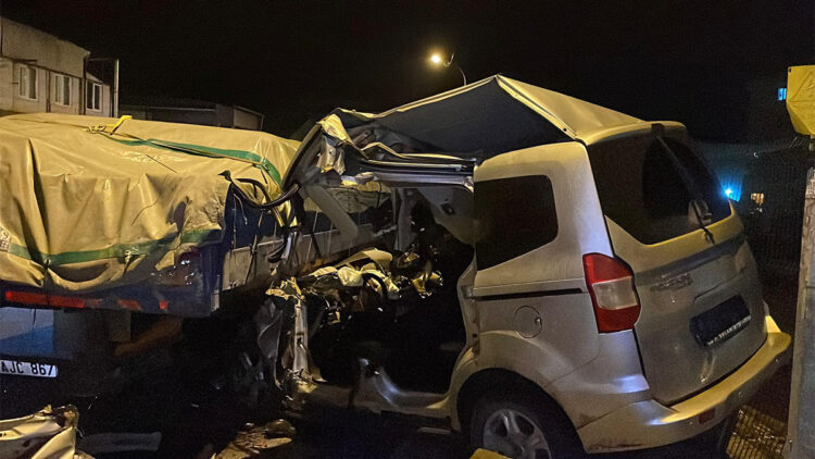 Sultanbeyli’de polisin dur ihtarına uymayan sürücü, TIR'a çarptı: 1 ölü, 2 yaralı