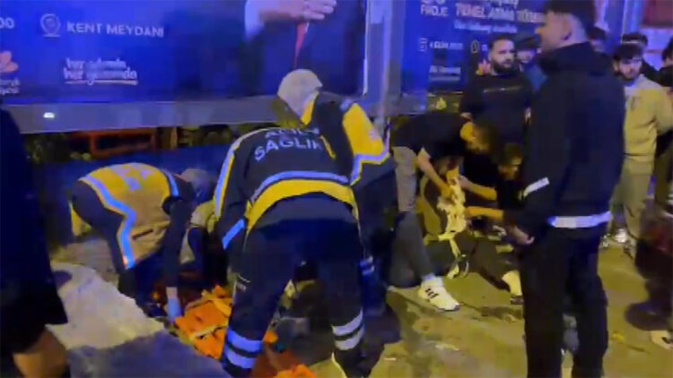 Sultanbeyli'de TIR'la çarpışan motosikletteki 2 kişi ağır yaralandı