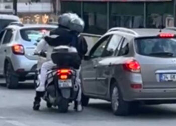 Sultangazi'de motosiklet sürücüsü aracın camına yumruk attı