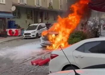 Sultangazi'de park halindeki cip alev alev yandı