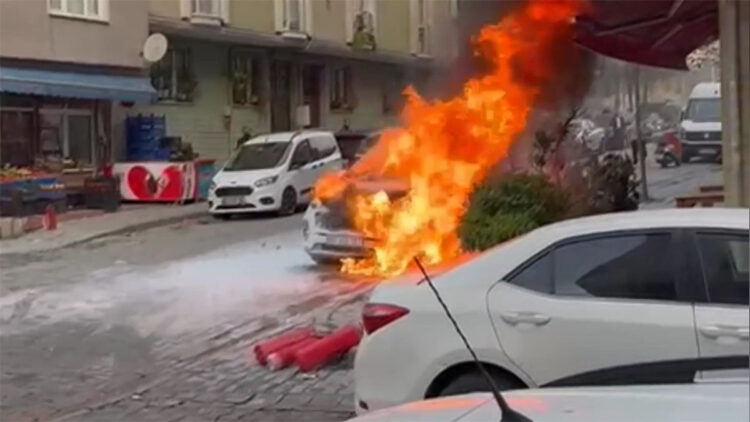 Sultangazi'de park halindeki cip alev alev yandı