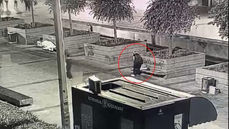 Bankta uyuyan adamın telefonunu çaldı; suçüstü yakalandı