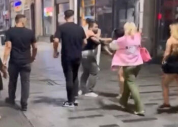 Taksim'de kemerli tekmeli yumruklu kavgalar kamerada