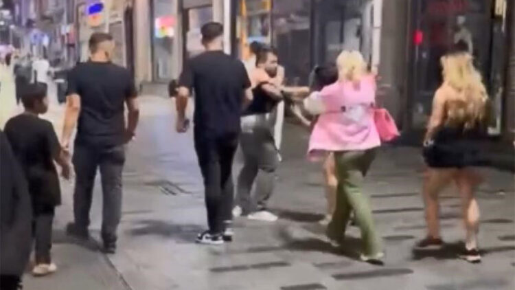 Taksim'de kemerli tekmeli yumruklu kavgalar kamerada
