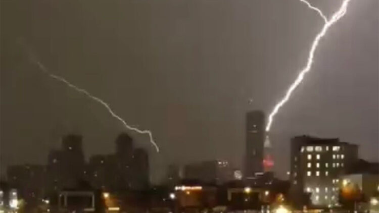 Ümraniye'de Finans Merkezi'ndeki bir binaya yıldırım düştü