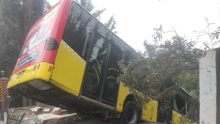 Üsküdar'da İETT otobüsü kaza yaptı
