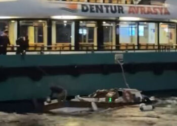 Üsküdar'da yolcu motoru balıkçı teknesine çarptı