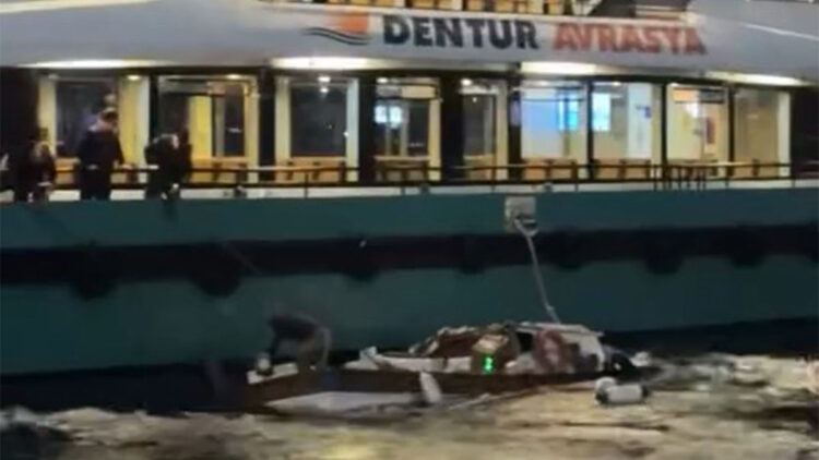Üsküdar'da yolcu motoru balıkçı teknesine çarptı