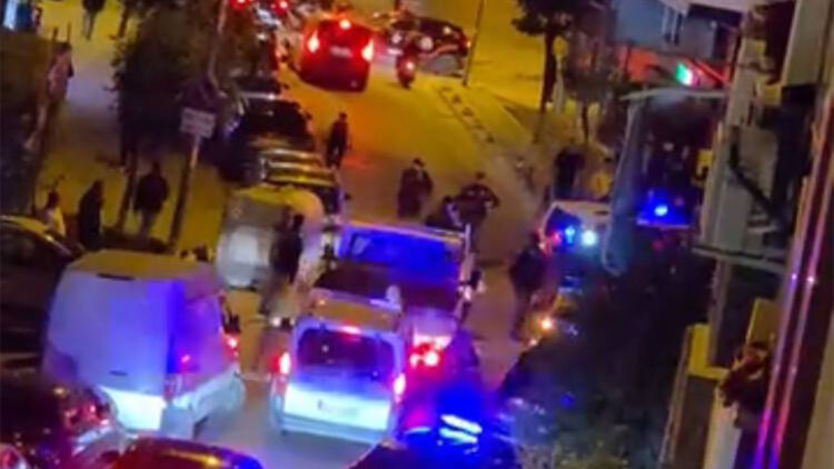 Zeytinburnu'nda havaya silahla ateş açan 2 şüpheli yakalandı