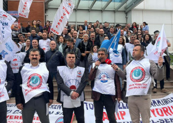 Çiğli Belediyesi memurlarından iş bırakma eylemi