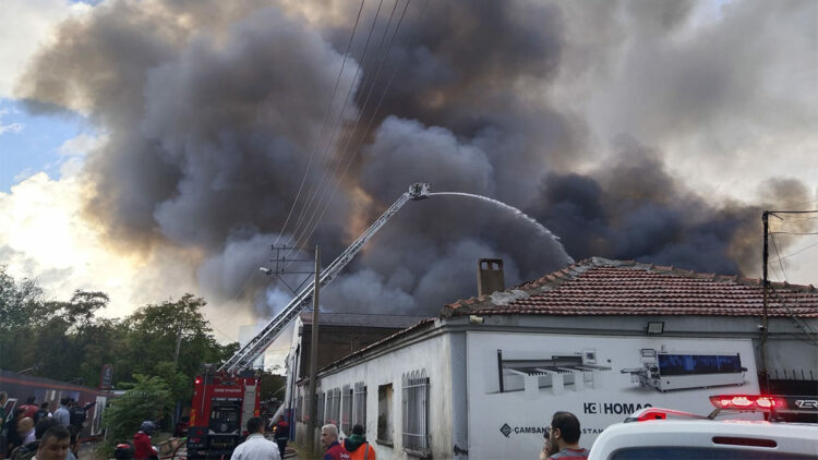 İzmir'de inşaat malzemelerinin bulunduğu depoda yangın