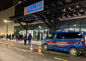 İzmir’de iki grup arasında silahlı kavga: 3 yaralı