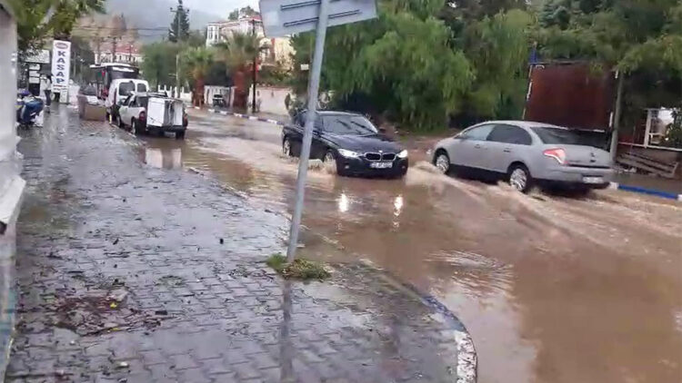 İzmir'in Foça ilçesinde sağanak