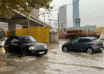 İzmir'de dün akşam saatlerinde başlayan sağanak devam ediyor