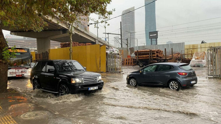 İzmir'de dün akşam saatlerinde başlayan sağanak devam ediyor