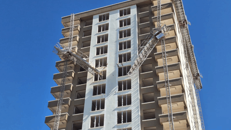 İnşaatta dış cephe sıvası için kurulan platform kırıldı; 2 işçi öldü