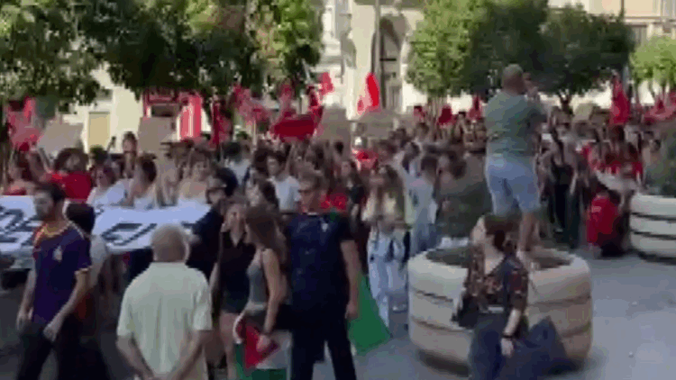 İspanya'da binlerce kişi İsrail'i protesto etti