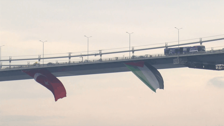 İstanbul Boğazı'ndaki köprülere Filistin'e destek için bayrak asıldı