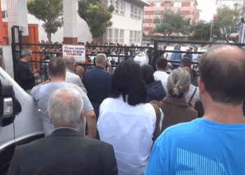 İstanbul'da depremin ardından okullar tahliye edildi