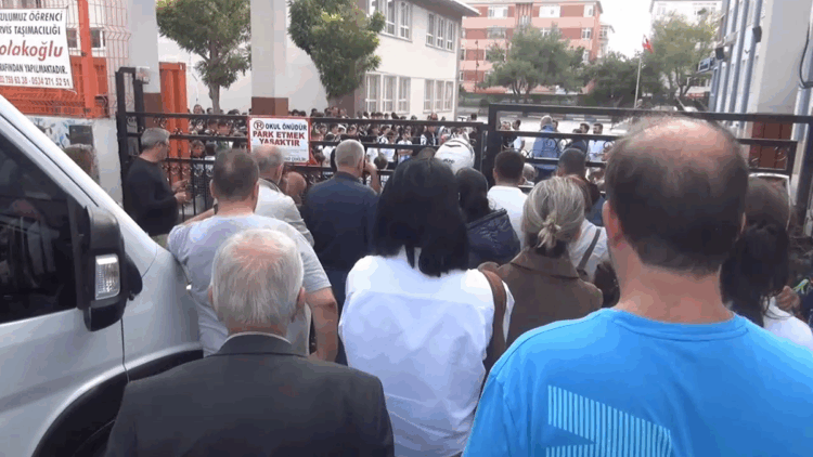 İstanbul'da depremin ardından okullar tahliye edildi