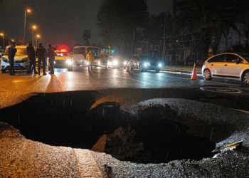 İstanbul'da sağanak nedeniyle yol çöktü