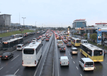 İstanbul'da yağışla birlikte trafik yoğunluğu oluştu