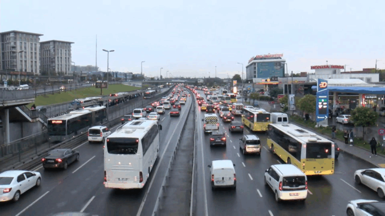 İstanbul'da yağışla birlikte trafik yoğunluğu oluştu