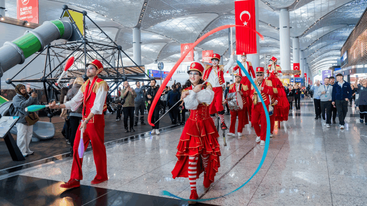 İstanbul'daki havalimanları 29 Ekim'de kırmızı beyaza bürünecek