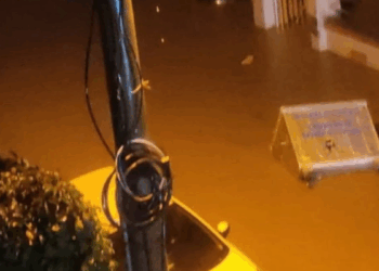İzmir ve Manisa'da sağanak yağış etkili oldu