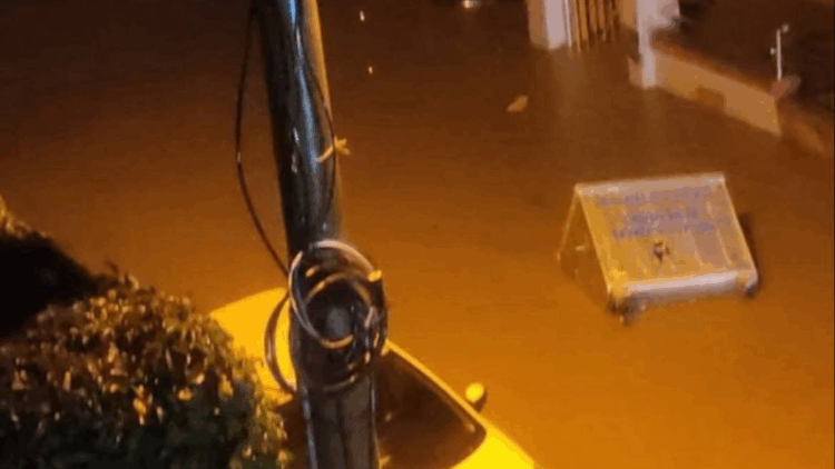 İzmir ve Manisa'da sağanak yağış etkili oldu