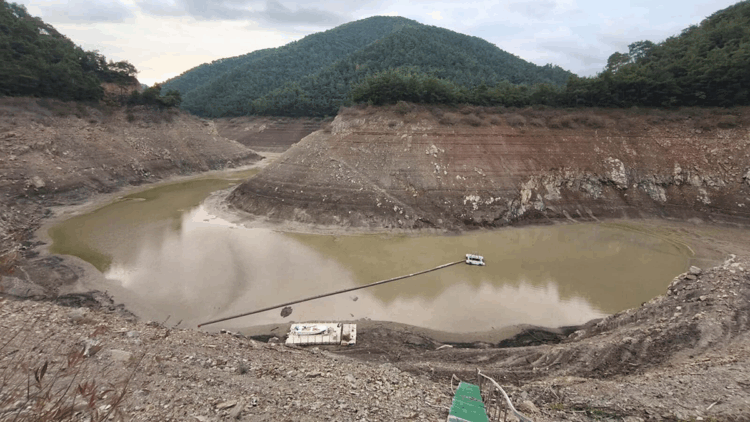 İzmir’de Balçova Barajı da kurudu