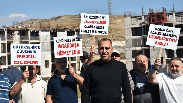 İzmir'de 'kooperatif mağdurları' inşaatın başlamasını istiyor