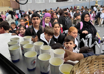 Kağıthane Belediyesi'nden okullarda sıcak çorba ikramı