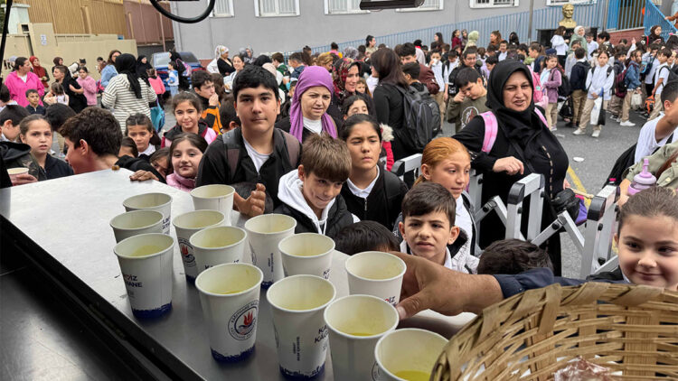 Kağıthane Belediyesi'nden okullarda sıcak çorba ikramı