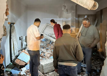 Kamyon 4 katlı apartmanın giriş katına çarptı