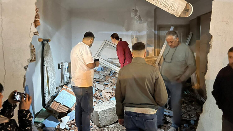 Kamyon 4 katlı apartmanın giriş katına çarptı