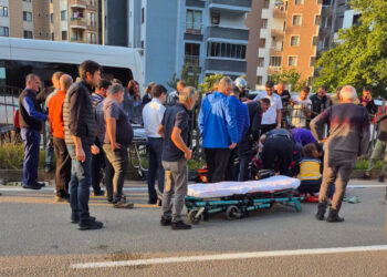Rize'de kamyonetin çarptığı sağlık personeli ağır yaralandı