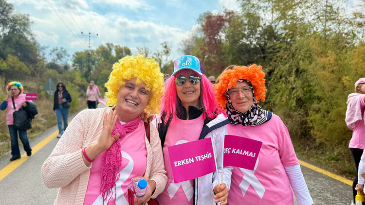 Kanseri yenen ve tedavisi devam eden hastalardan 'pembe yürüyüş'