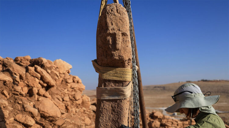 Karahantepe'de insan yüzlü dikilitaş bulundu