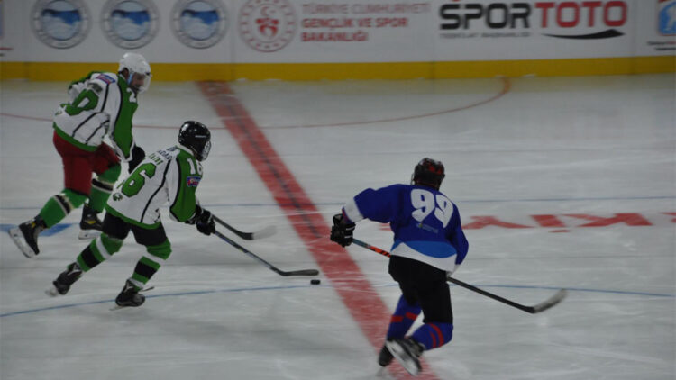 Kars Olimpik Buz Sporları Salonu, sezonu gösteriyle açtı